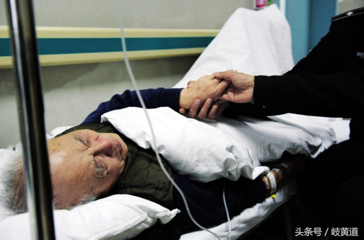 老人胸口痛间歇性的痛,60岁老人左胸口疼是怎么回事