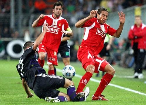 这是在踢球还是踢腿？球员要学会保护自己！