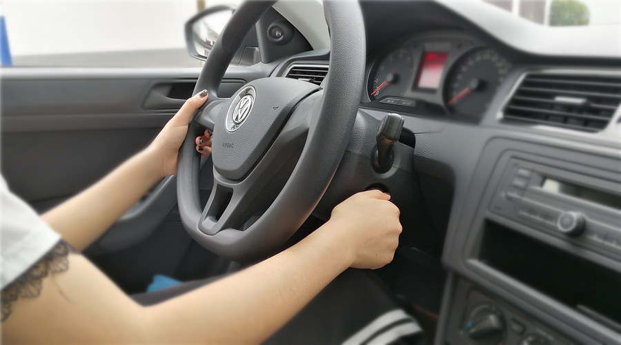 启动踩离合油门要踩死吗,启动车子踩离合