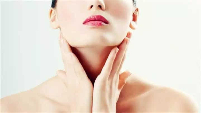 颈部有皱纹怎么可以改善,睡觉面部压出皱纹与枕头有关系吗