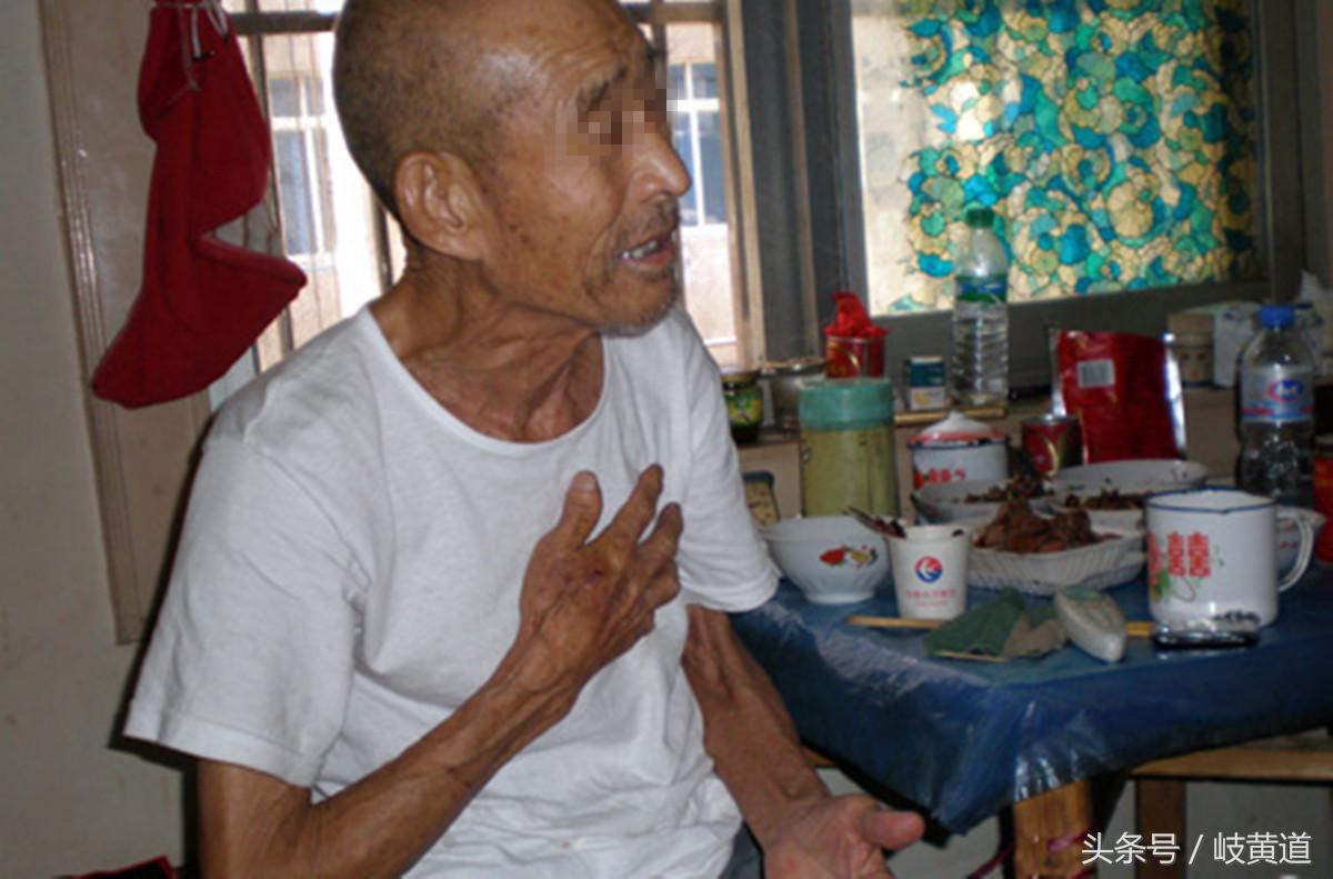 老人胸口痛间歇性的痛,60岁老人左胸口疼是怎么回事