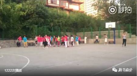 广场舞大妈占用篮球场看法,广场舞大妈霸占篮球场推搡年轻人