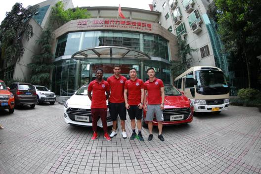 费尔南多现身重庆车展，人气爆棚引球迷尖叫