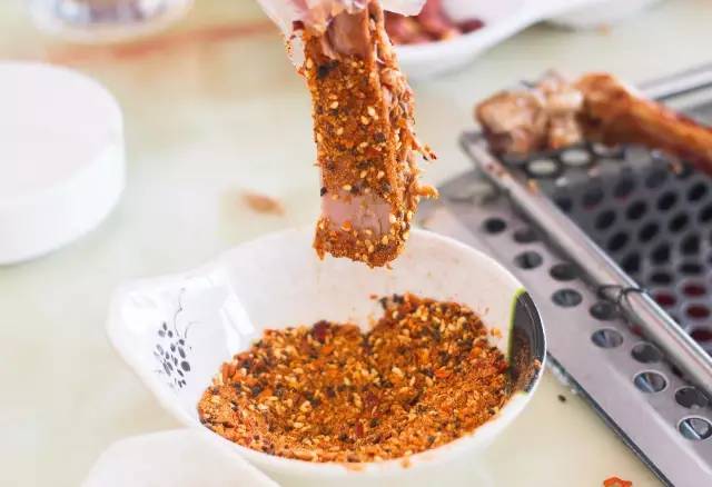 单手撕烤全羊,徒手吃烤全羊完整视频