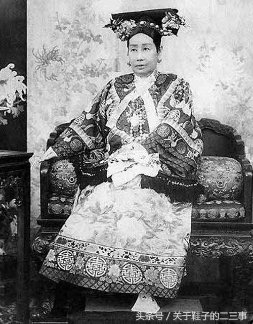 中国女性鞋履100年变迁史，从花盆底、三寸金莲到时髦高跟鞋