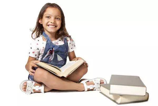 宝宝天天这种坐姿，基本就告别大长腿了！