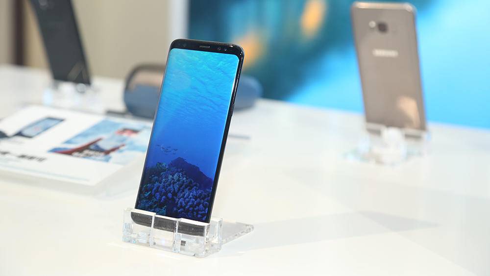 三星s8是第一个全面屏手机吗,三星s8现在的性能怎么样