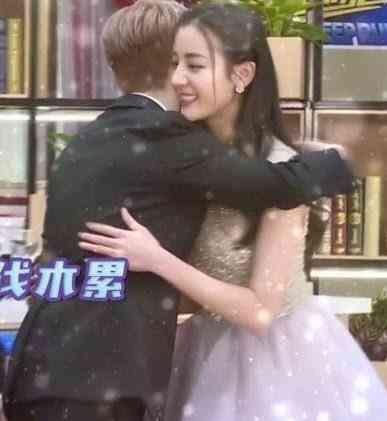 约吧大明星鹿晗乔欣给别人化妆,约吧大明星鹿晗谈足球