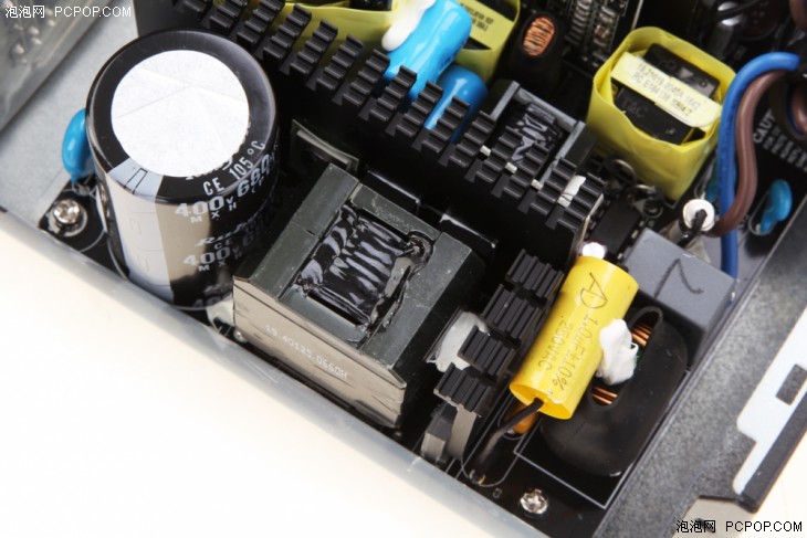 金牌全模组电源和at3.0什么区别,金牌全模组电源白色