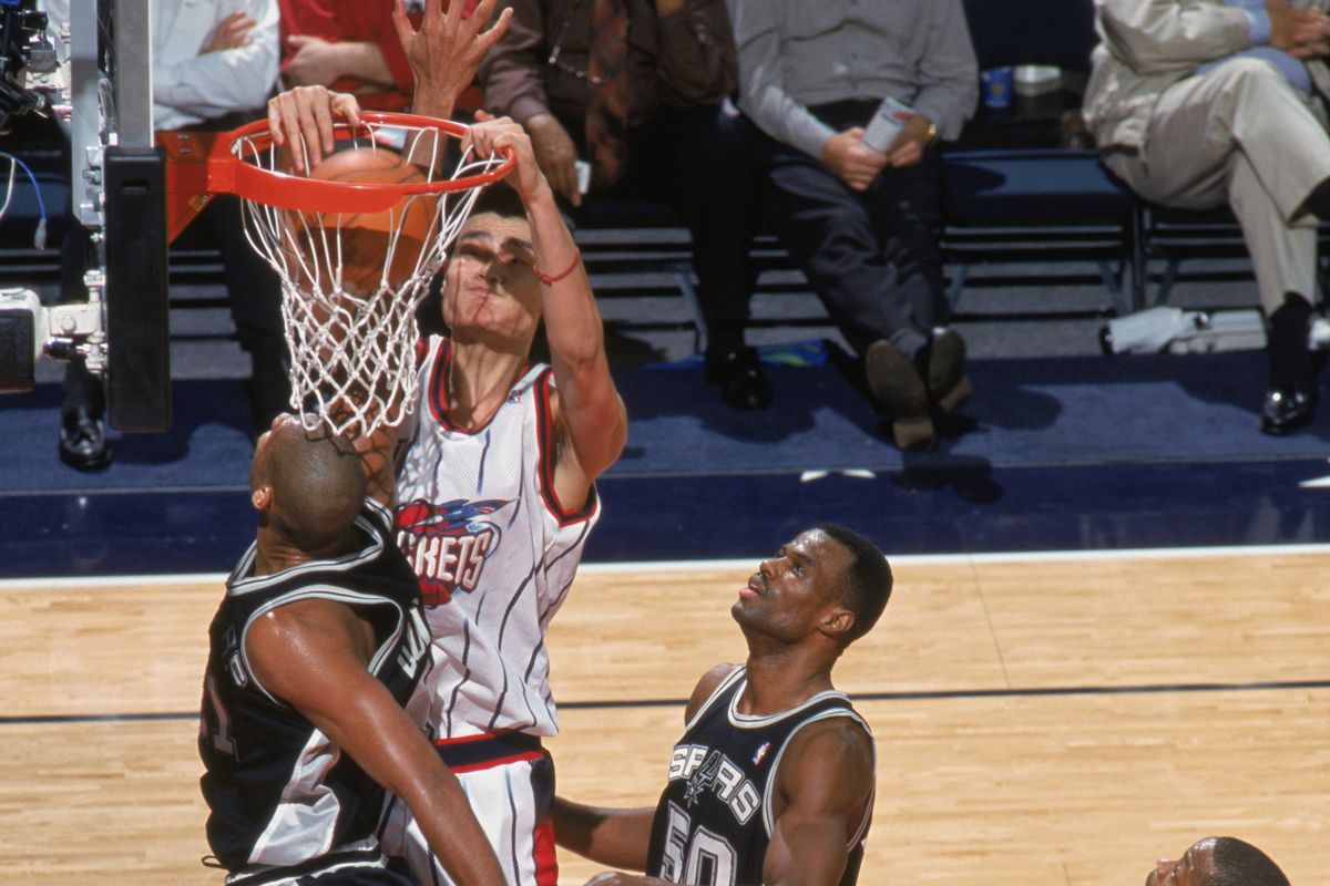 nba姚明第一场对阵鲨鱼,姚明当年内线有多强