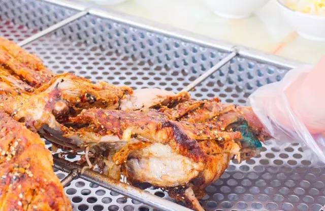 单手撕烤全羊,徒手吃烤全羊完整视频