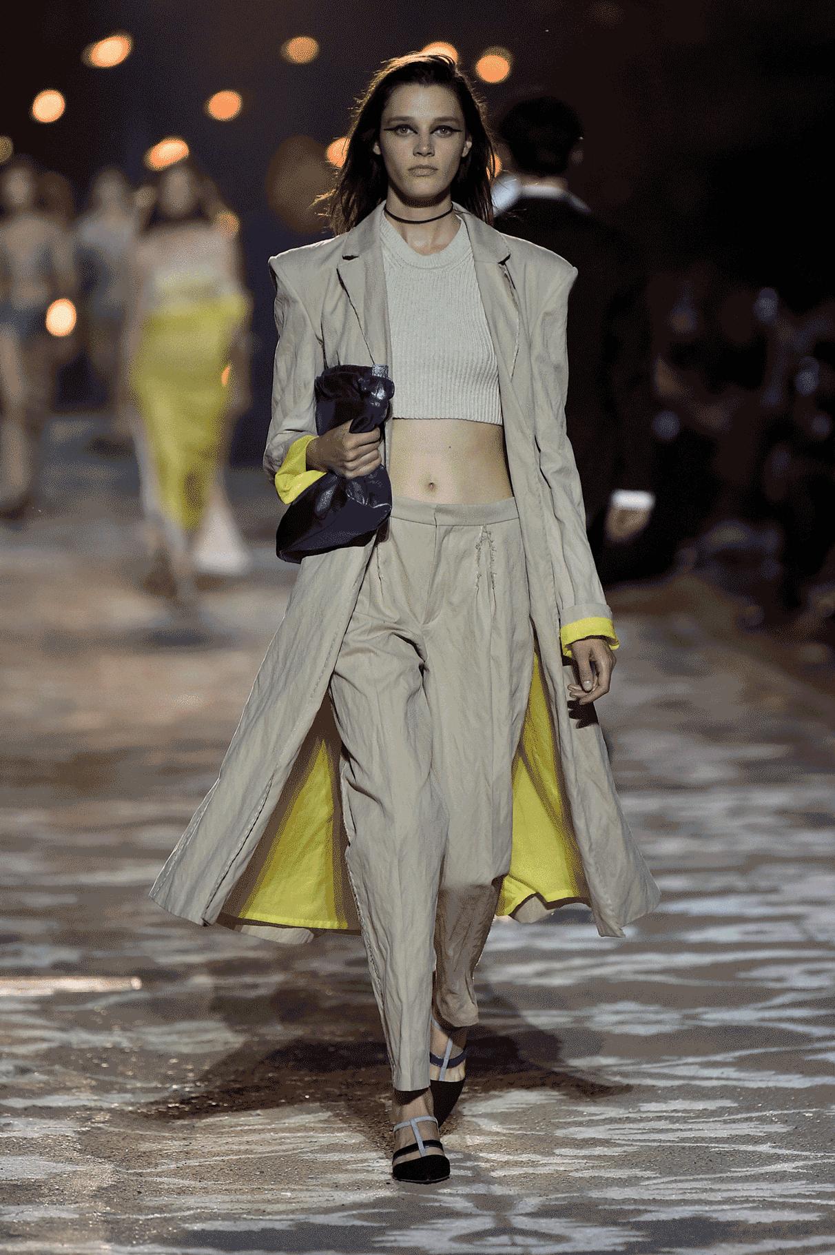 HUGO的新品发布时装秀在佛罗伦萨的旧工厂里点了上百根蜡烛