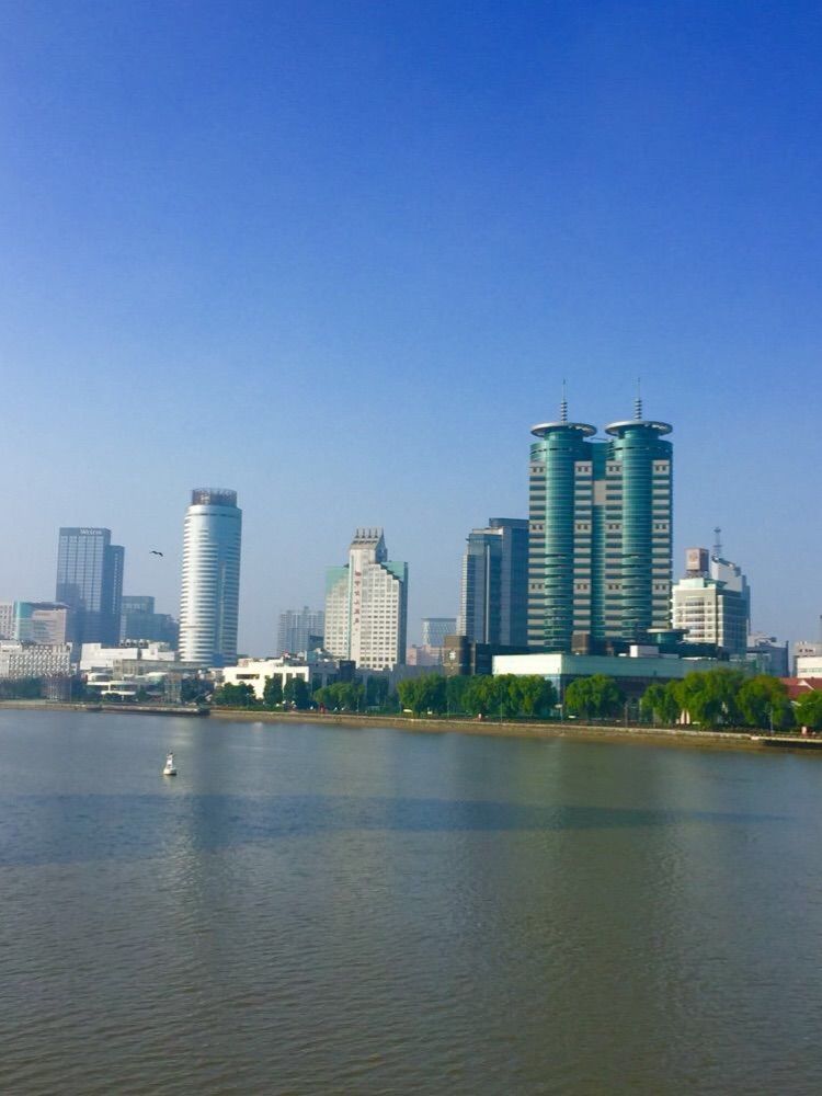 宁波是我国东南沿海城市,宁波属于东南西北