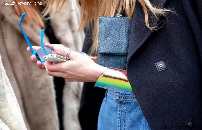 宽手镯适合什么手型戴,宽版手镯怎么戴不变形