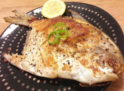 香煎鲳鱼最正宗的做法,干煎鲳鱼柠檬