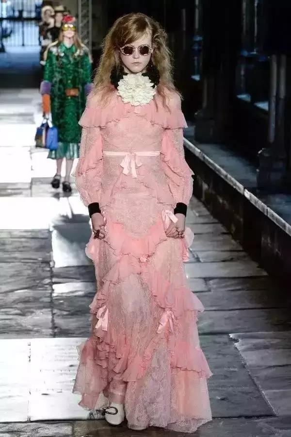 2017年流行色草木绿的时代背景 (最难穿的绿色竟成2018年度流行色)