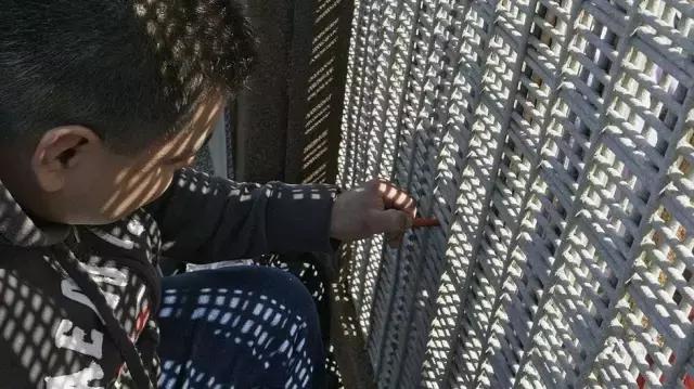 没看先给六颗星，中国人不敢干的事这对情侣全干了