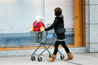 逛超市一不留神孩子被拐,逛超市把孩子弄丢了
