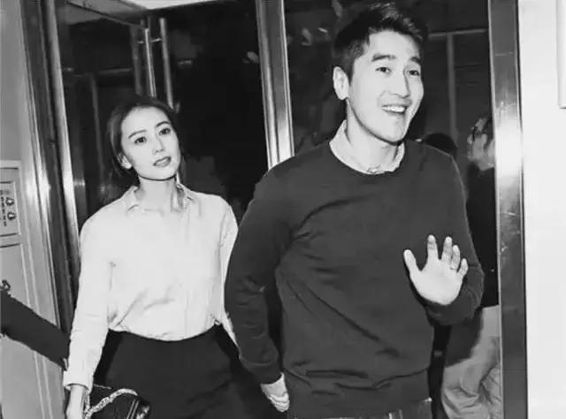 从面瘫视帝到哭戏之王，曾被骂丑八怪的他，不但演技了得，还娶了国民女神！