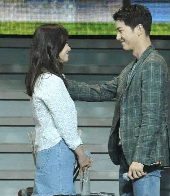 宋仲基宋慧乔搭肩同游,宋仲基宋慧乔巴厘岛甜蜜约会