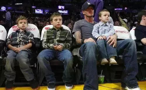 贝克汉姆：后盾情人还不够做最型潮爸女儿奴~｜美行加人20