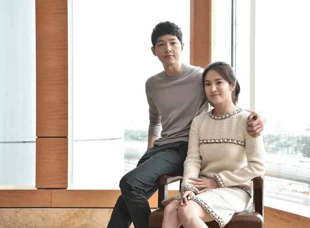 宋仲基宋慧乔搭肩同游,宋仲基宋慧乔巴厘岛甜蜜约会