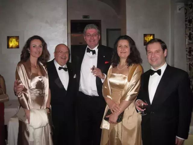 *子骗**横行实在可恶，这个意大利人假装自己是欧洲贵族王子，很多名人中招，最后因吃霸王餐被查出来了