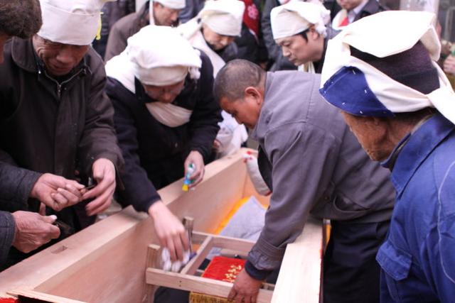 不一样的丧葬习俗,十大令人震惊的可怕丧葬习俗