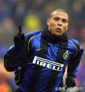 论足球技术论球感,前锋的正确姿态