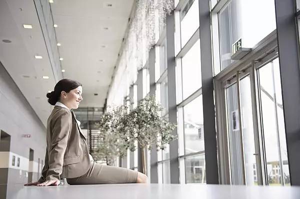 老板，近视是工伤！研究表明，越努力工作的人视力越差