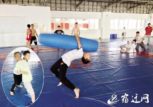 一对堂兄弟担任“主角”上演宿迁版《摔跤吧!爸爸》