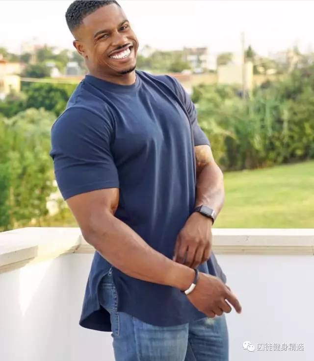 用雕刻刀雕刻动物,用木头雕刻熊猫