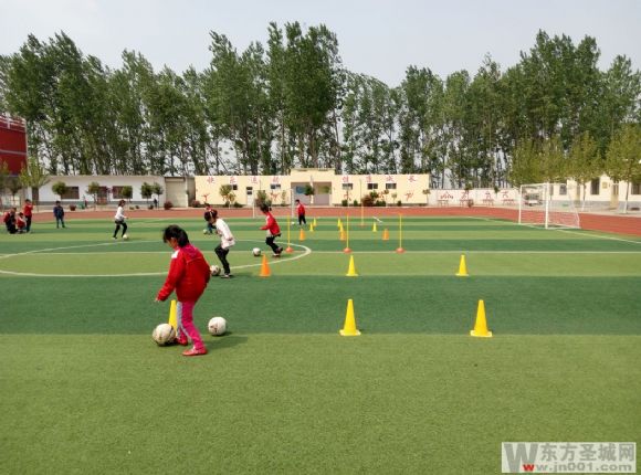 创建校园足球特色学校发展方案,学校努力打造足球特色学校报道