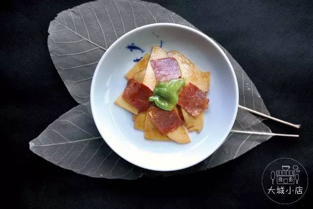 吃菌子中毒的小人是什么样子,吃菌子看见的小人是真实存在的吗