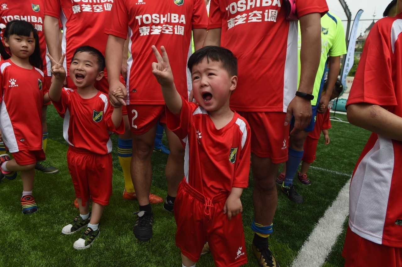 有个爱看球的爸爸,有个爱踢足球的爸爸