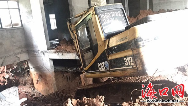 海口昌茂城邦临街铺面被挖出大坑！施工方或面临顶格处罚