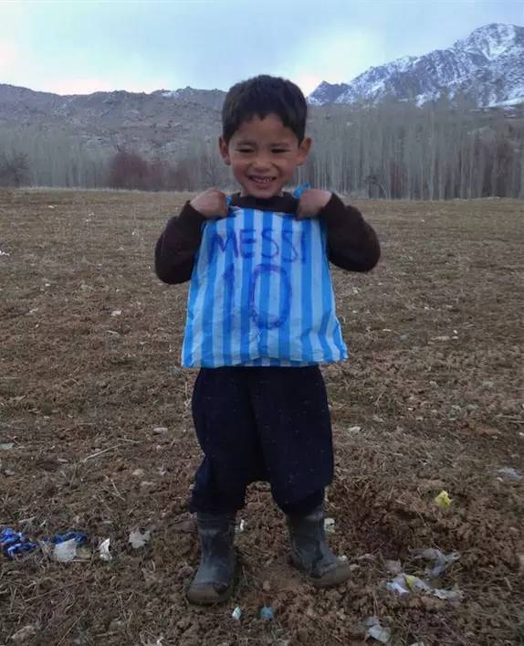 梅西的亲笔签名球衣,阿富汗男孩梅西