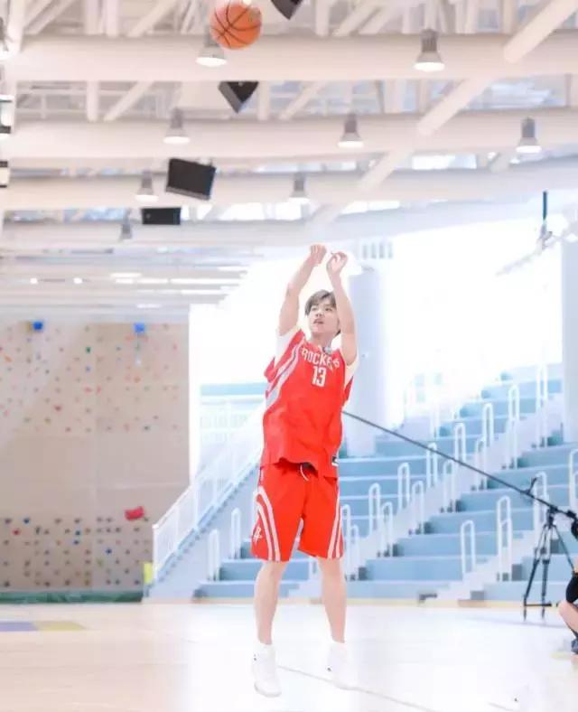 鹿晗斜杠,和鹿晗同龄男明星对比