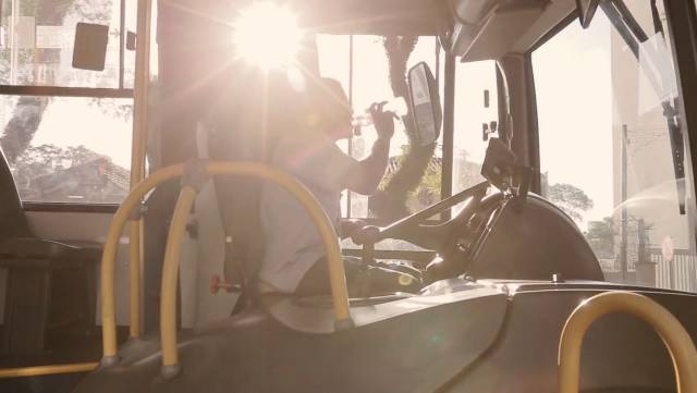 震惊！巴西的公交站牌居然会“吐”矿泉水！