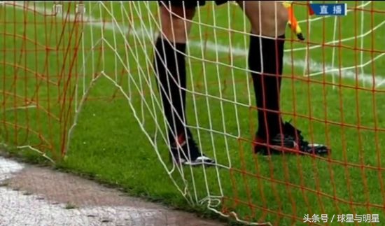 他曾两次将足球网踢穿，才换来现在高质量的足球网