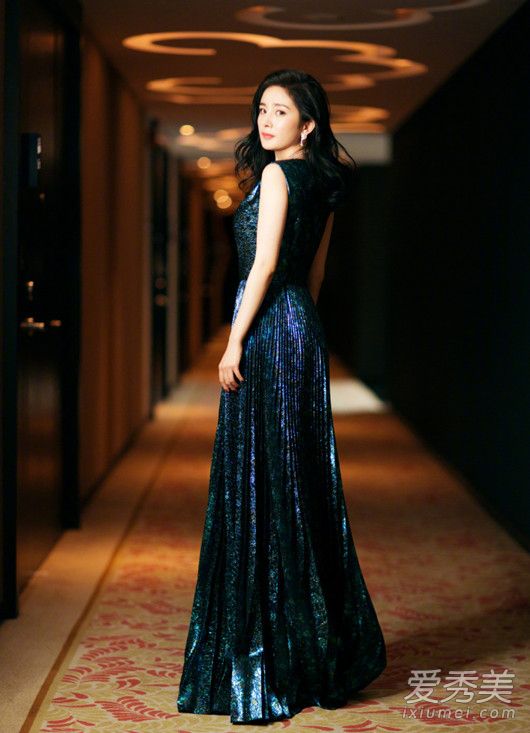 杨幂上海电影节红毯,杨幂拿下大奖久违高调