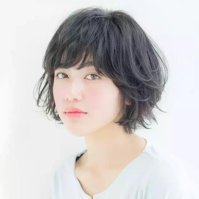 发际线太高发量又少,发际线高发量少弄什么发型