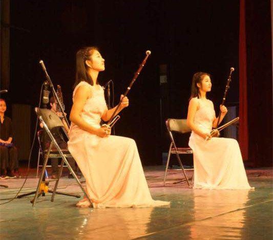 双胞胎姐妹沈阳开二胡专场音乐会艺惊省城当场拜谢恩师为妈