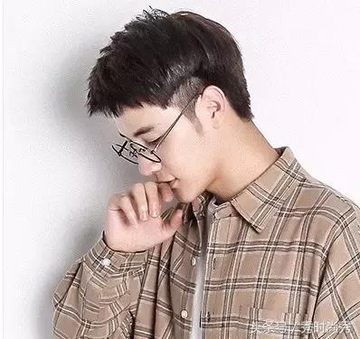 尖下巴男生适合什么短发,尖下巴的男生适合什么发型设计