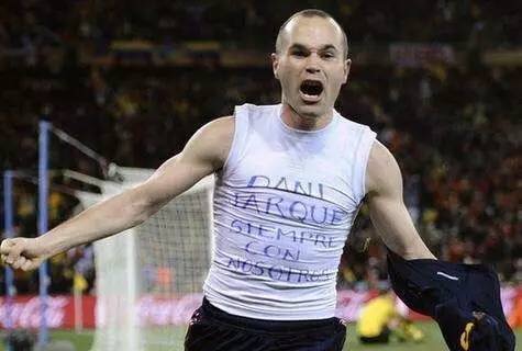 请不要再说他们矫情！此刻的足球的确无关生死，可展现的却是无限温情