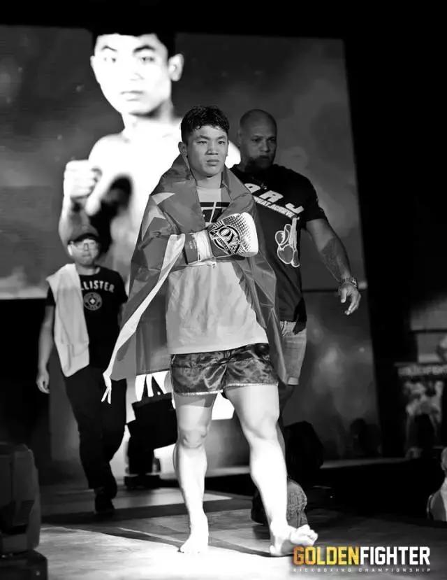 中国小将在海外打出最惨烈一战,中国小将惨败外国拳王