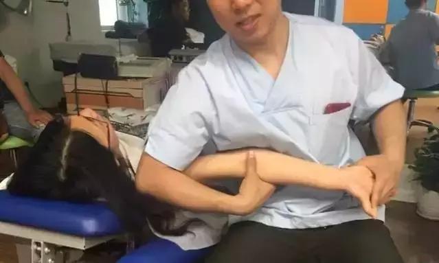 康复训练时手腕手指肿痛怎么缓解,手腕疼的康复练习