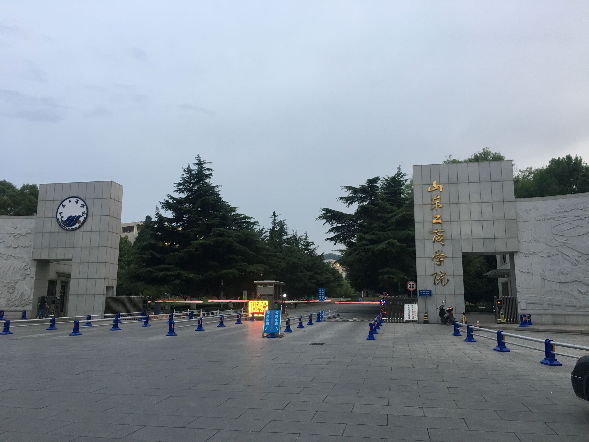 徒步旅行第75天，雨中漫步烟台山，滨海路，宿山东莱山烟台大学