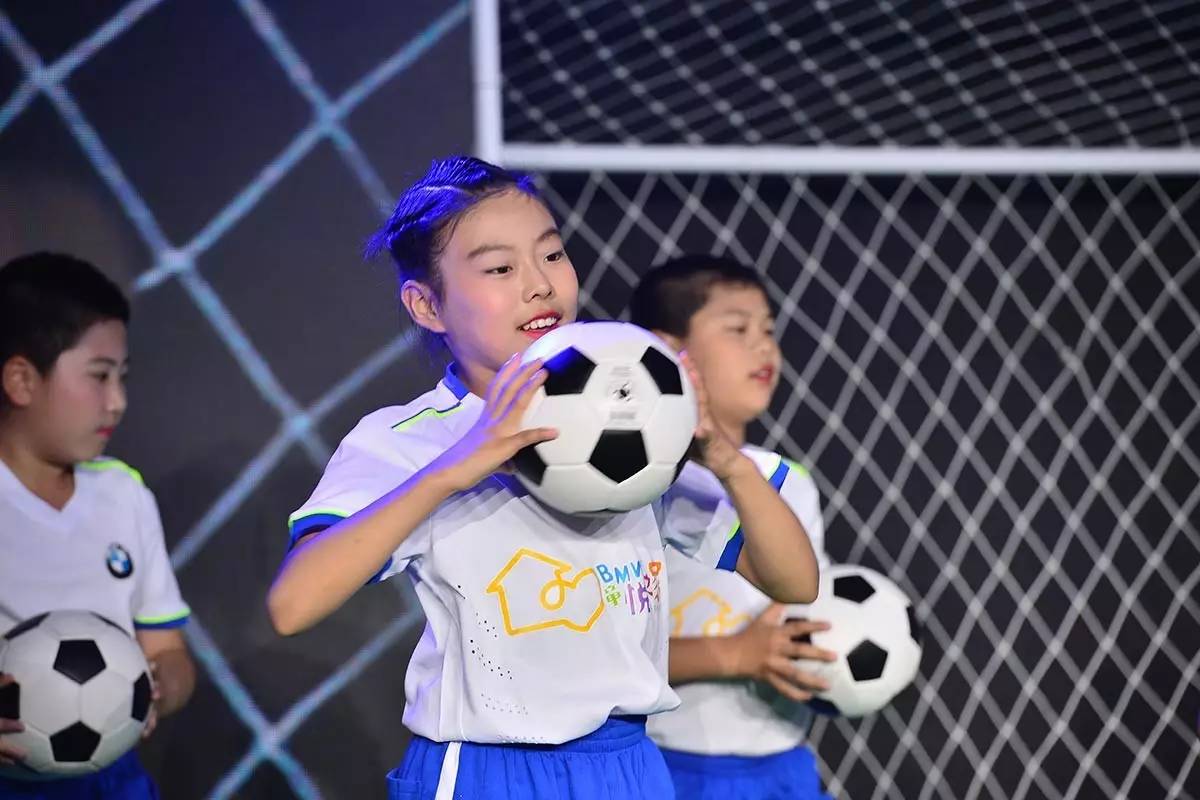 留守儿童参与足球活动记录,快乐足球伴我成长关爱留守儿童