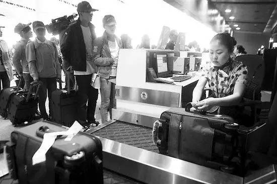 中国女生回国，价值9万的行李托运后不翼而飞！只因她登机前忘了……